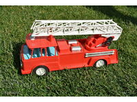 Veche mașină de pompieri de jucărie
