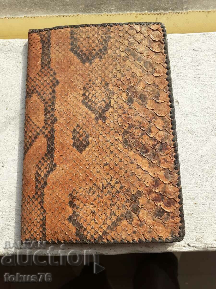 Παλιό πορτοφόλι από δέρμα φιδιού