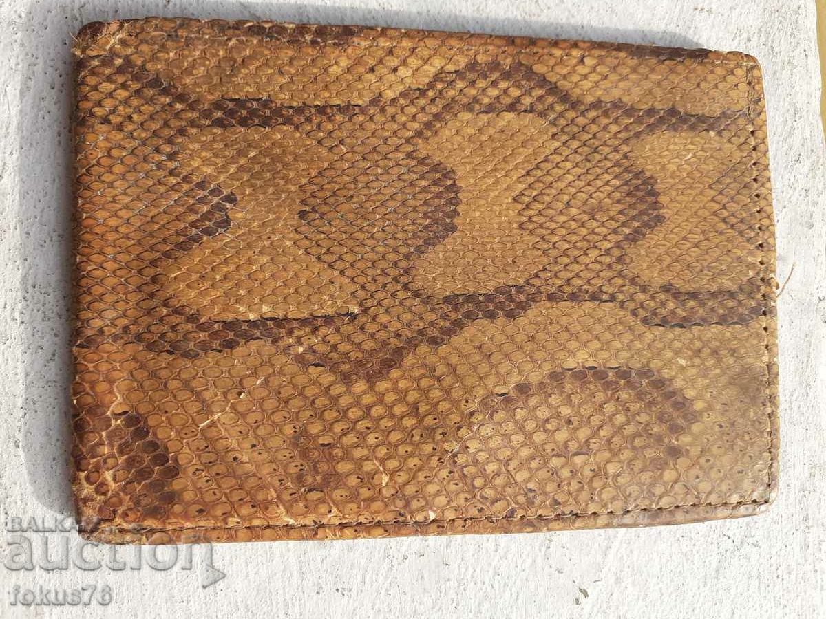 Portofel vechi din piele de șarpe