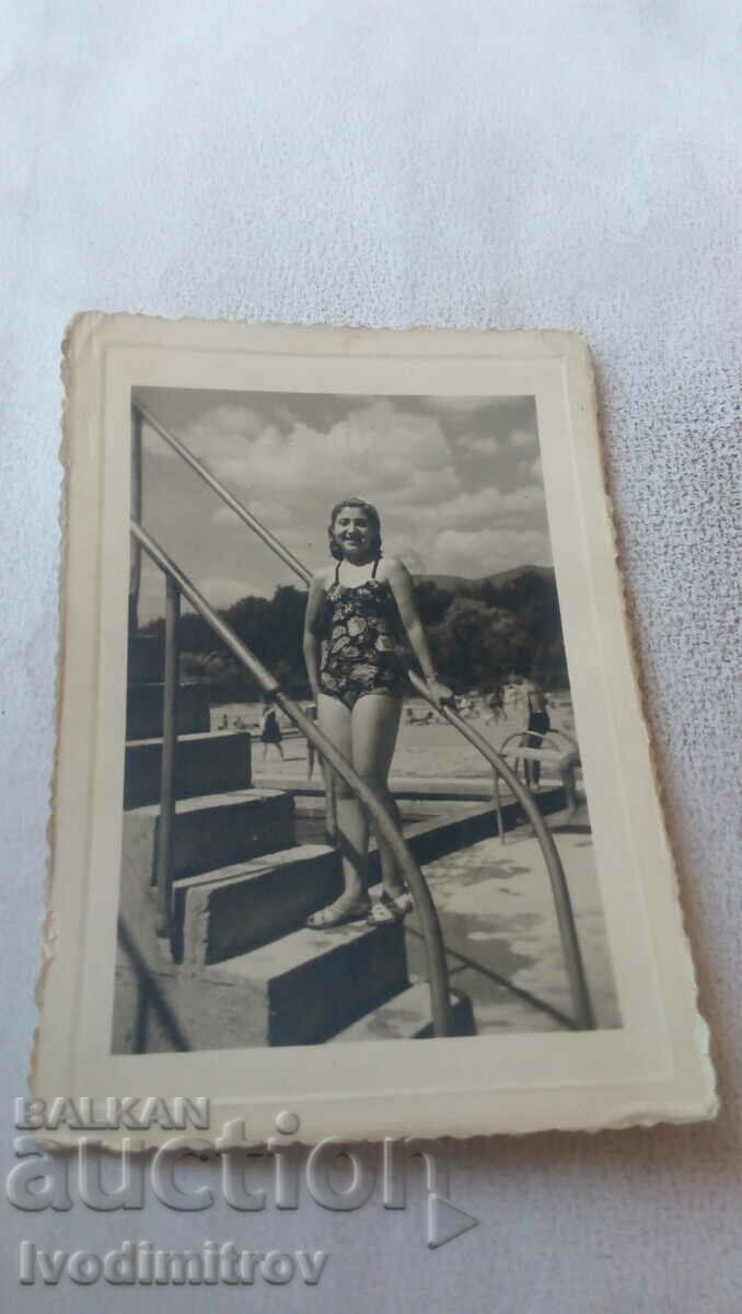 Foto Femeie cu costum de baie retro pe scări lângă piscină