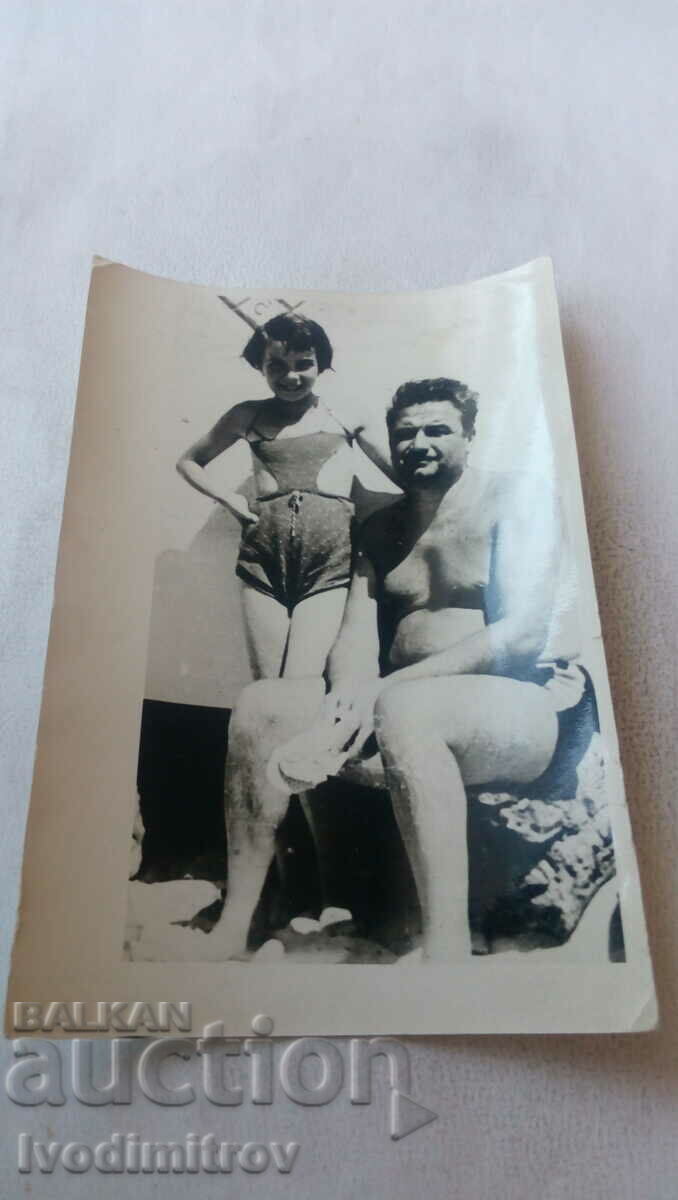 Снимка Мъж с дъщеря си по бански