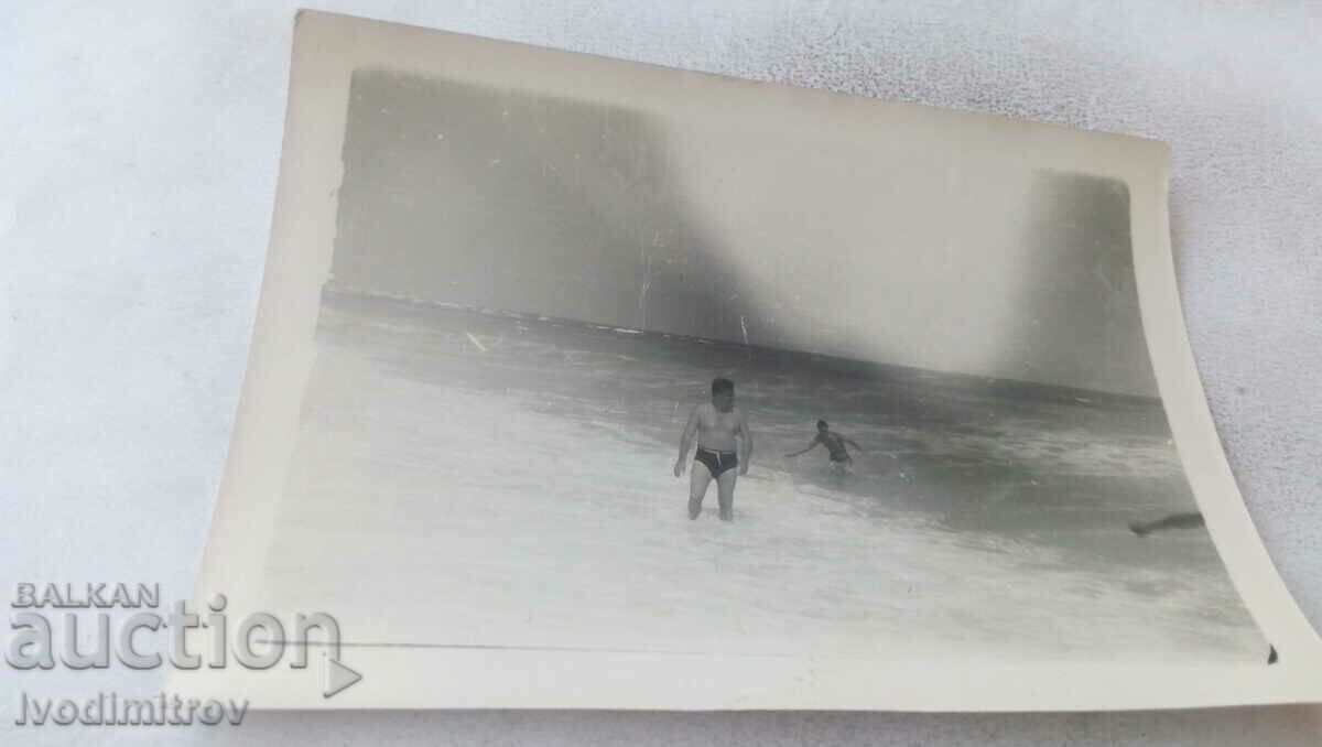 Photo Two men in the sea