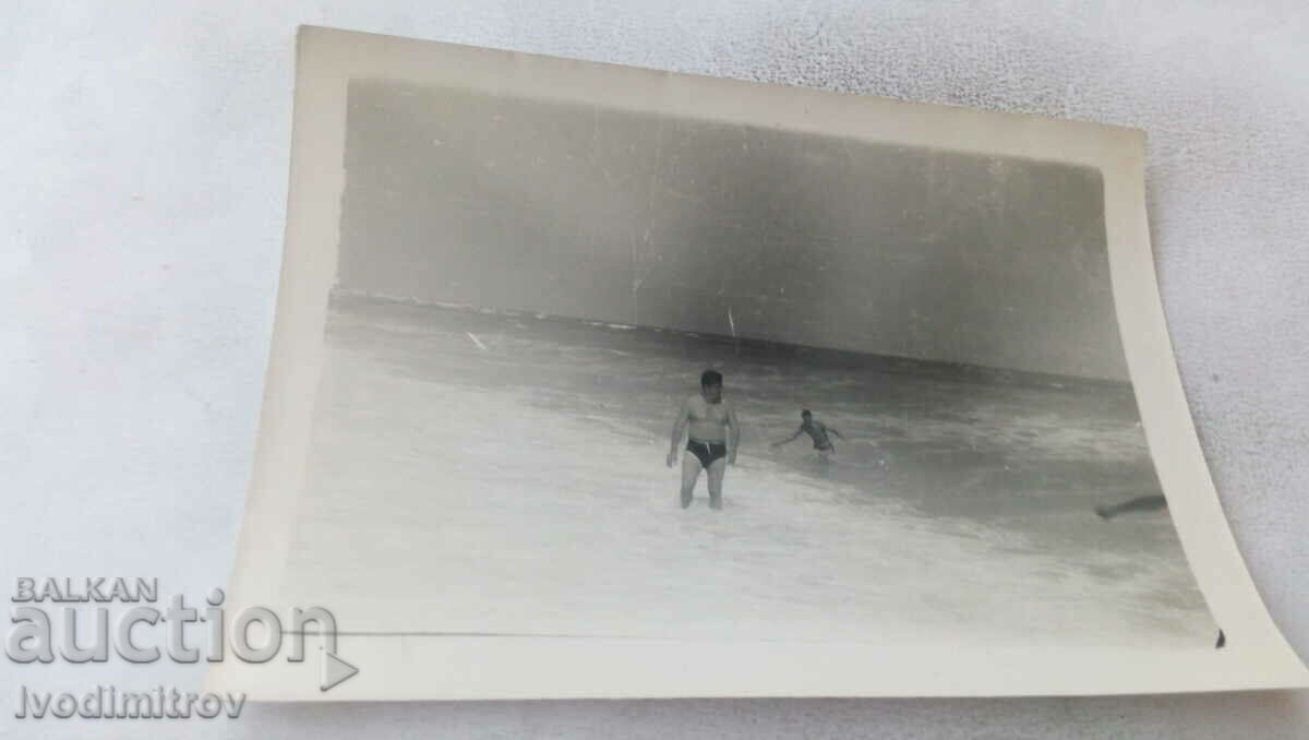 Photo Two men in the sea