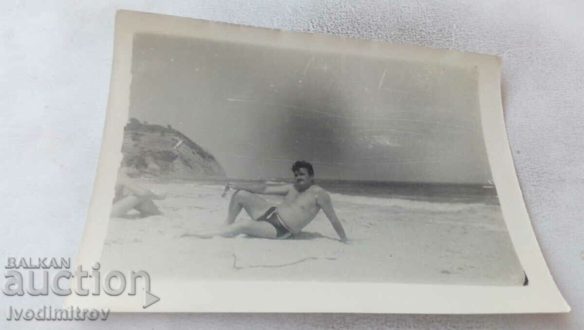Photo Two men on the beach