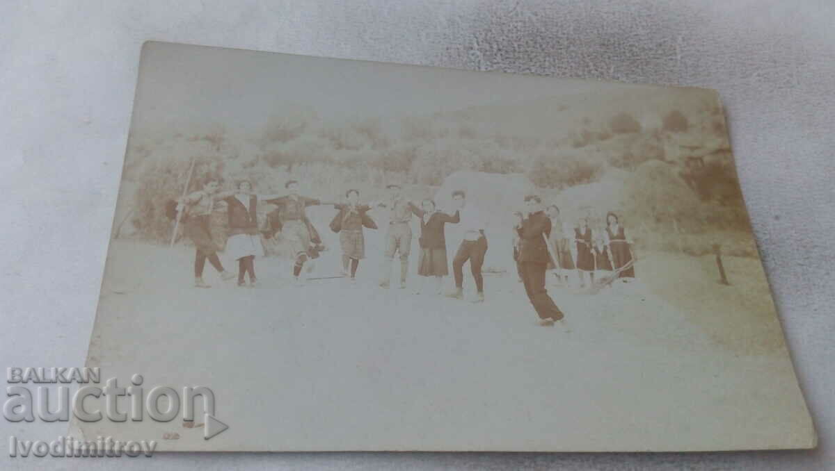 S-ka Tineret și fete pe drumul de întoarcere de la Divotin 1927