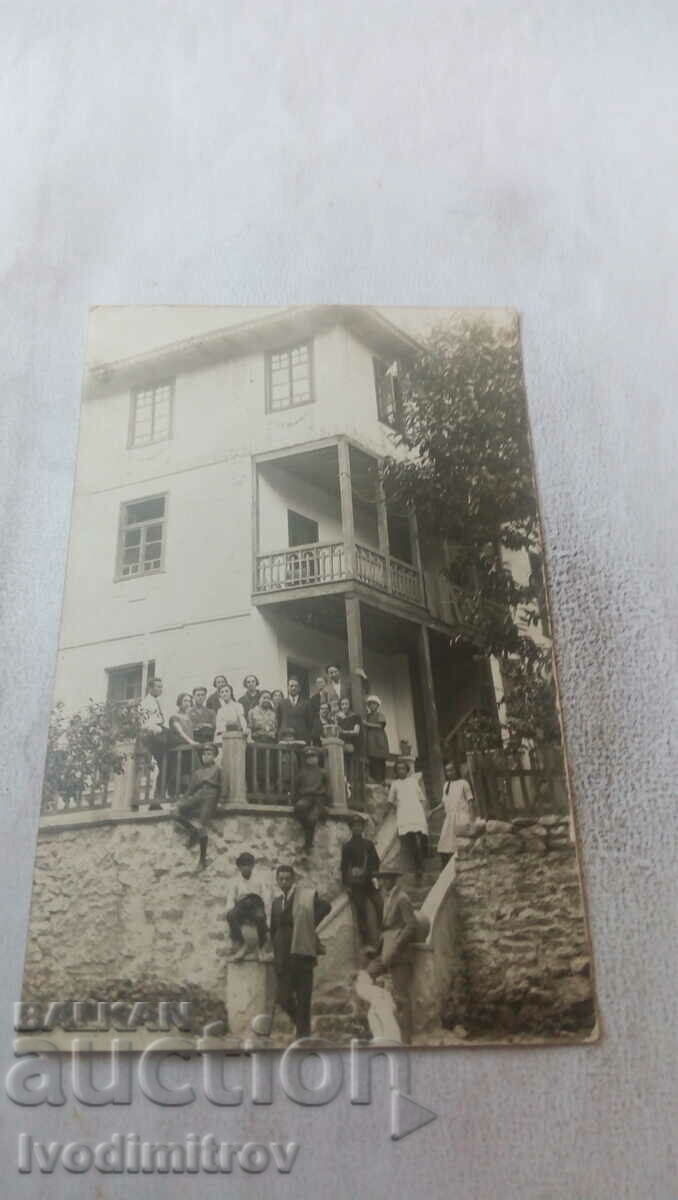 Photo Burgas Men and women in front of a three-storey building
