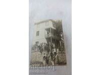 Photo Burgas Men and women in front of a three-storey building