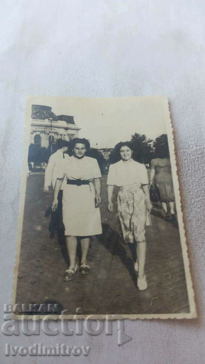 Снимка София Две жени на разходка по бул. Царъ Освободителъ