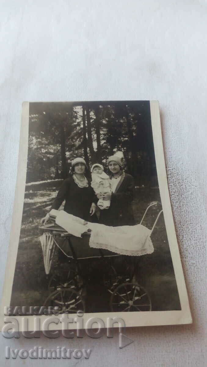 С-ка София Две жени с ретро детска количка в Борис. градина