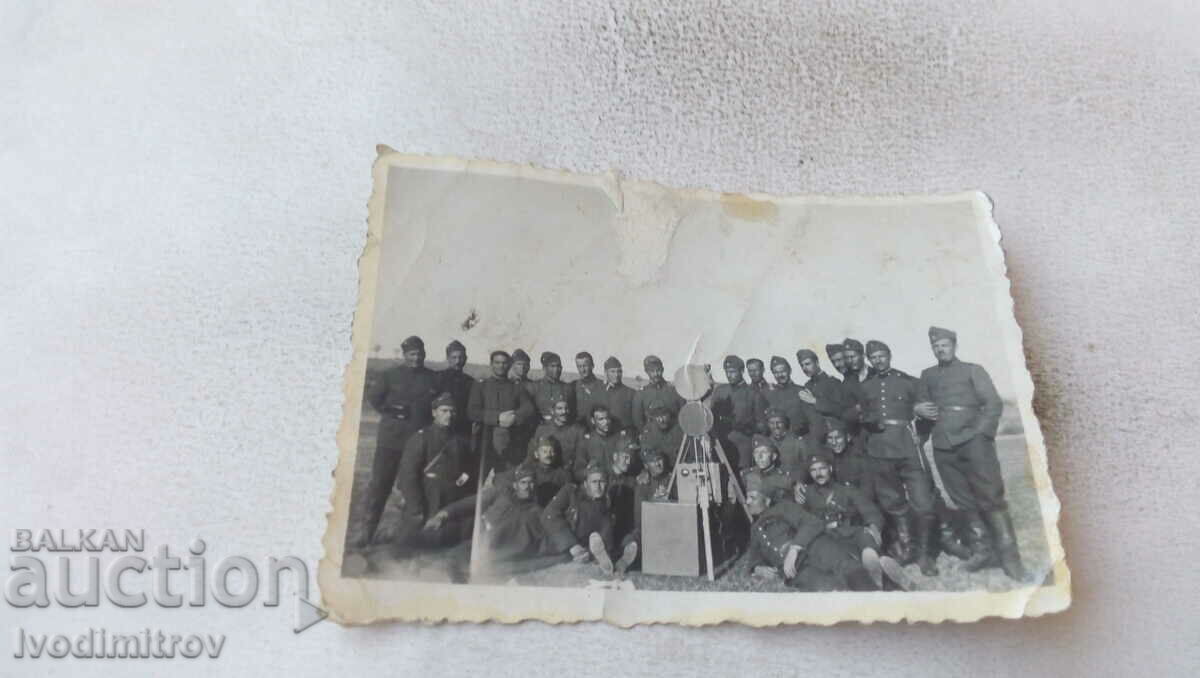 Φωτογραφία Αξιωματικοί και στρατιώτες με θέση ασυρμάτου. εξοπλισμός