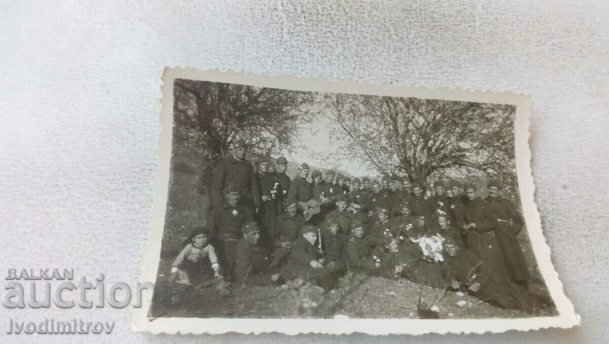 Φωτογραφία Μια ομάδα στρατιωτών στο γρασίδι