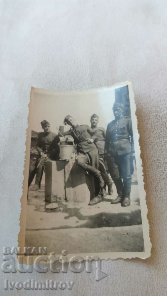 Fotografie Patru soldați la fântână