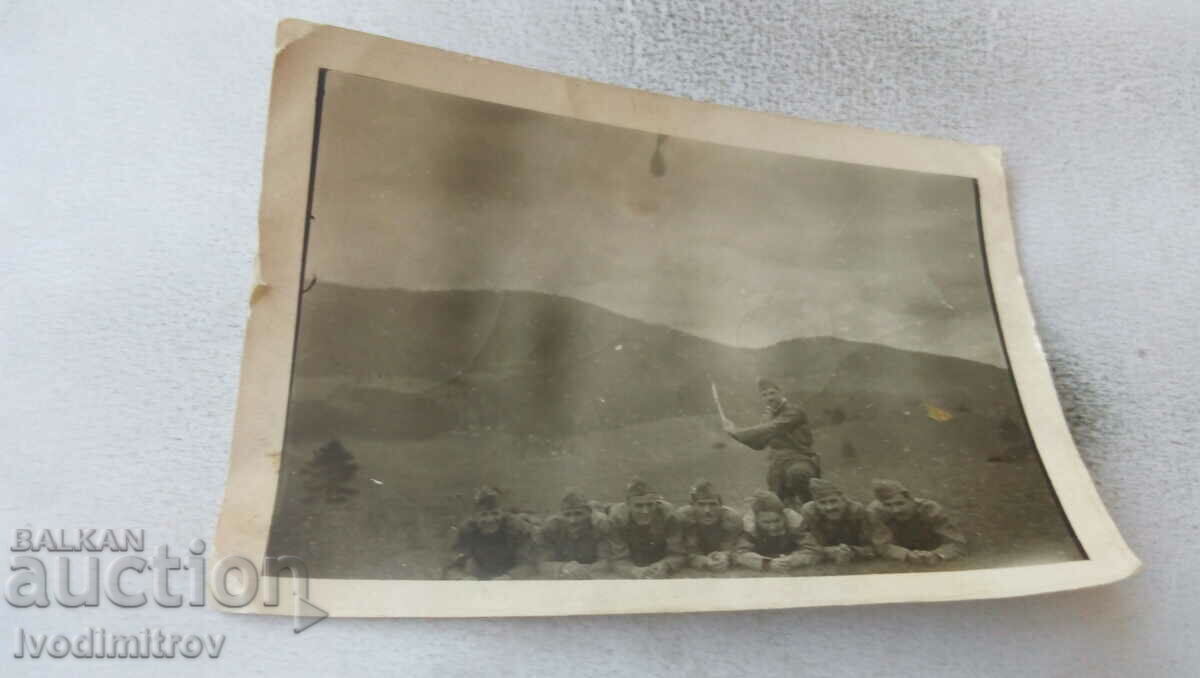 Fotografie Soldații sub presiune și un soldat cu o rachetă