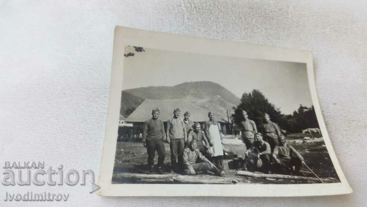 Foto Soldații și bucătarul de câmp
