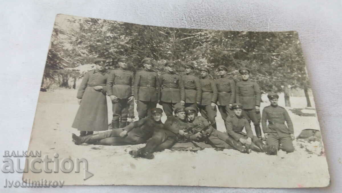 Снимка Група войници на снега