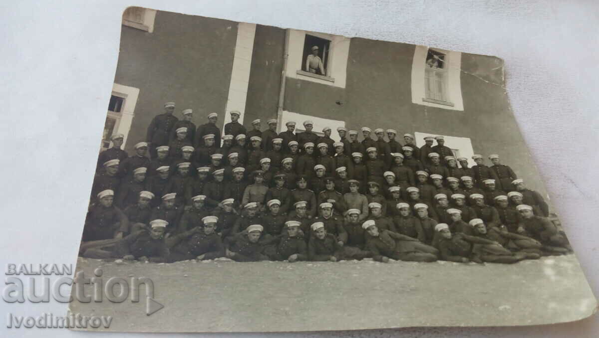 Photo A group of soldiers in front of the barracks