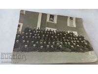 Fotografie Un grup de soldați în fața cazărmii