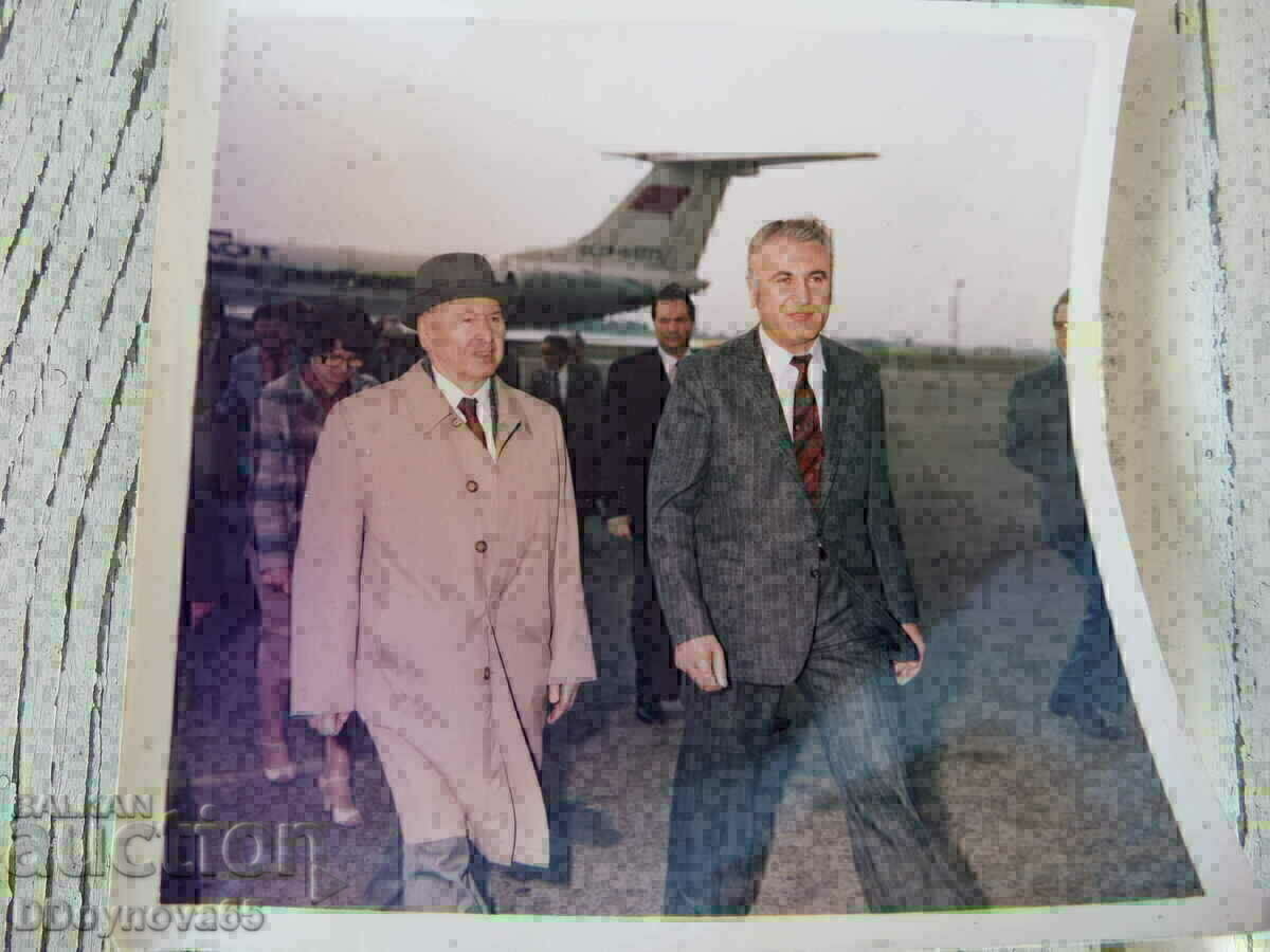 2 pcs. photos, politicians, Alexander Lilov, delegation with price 7.00 BGN | € 3.58 2 pcs. photos, politicians, Alexander Lilov, delegation with price 7.00 BGN | € 3.58