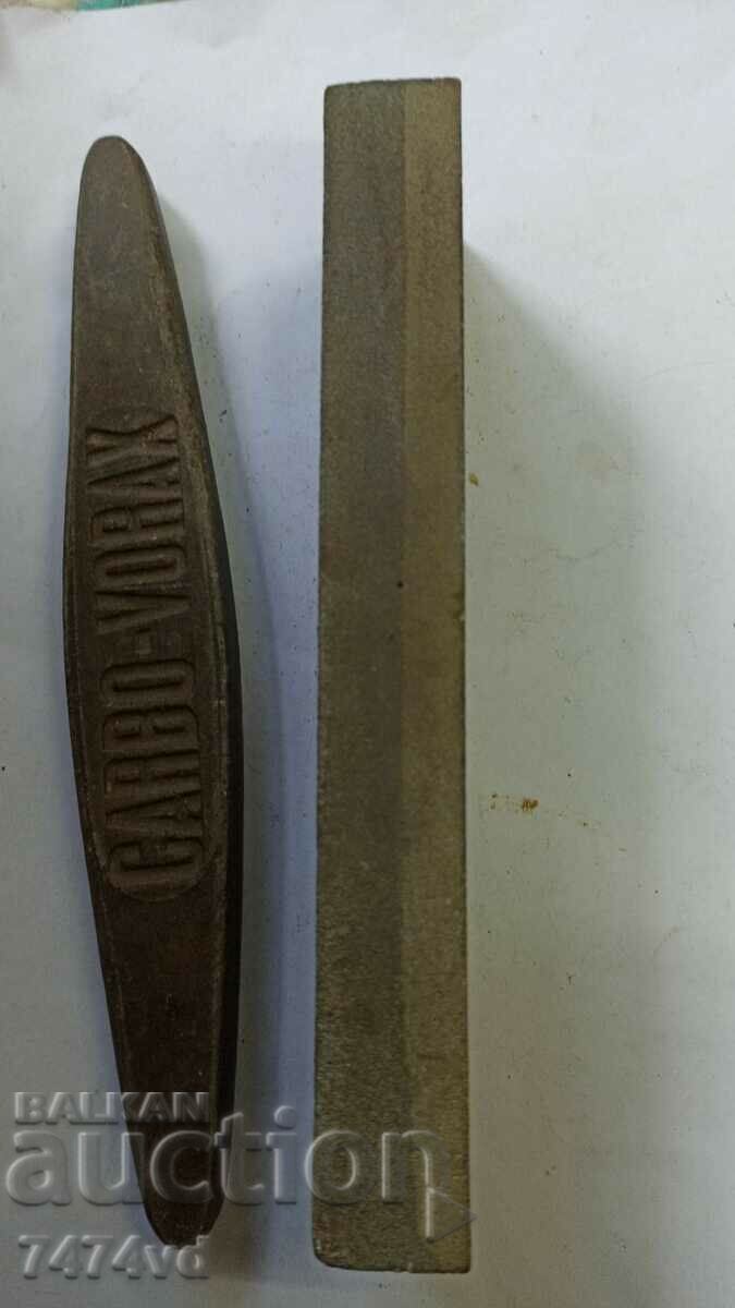 Delivery of 2 sharpening stones Delivery of 2 sharpening stones