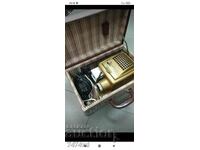 Unul dintre primele proiectoare de diapozitive-Paximat de Carl Brown, Herman