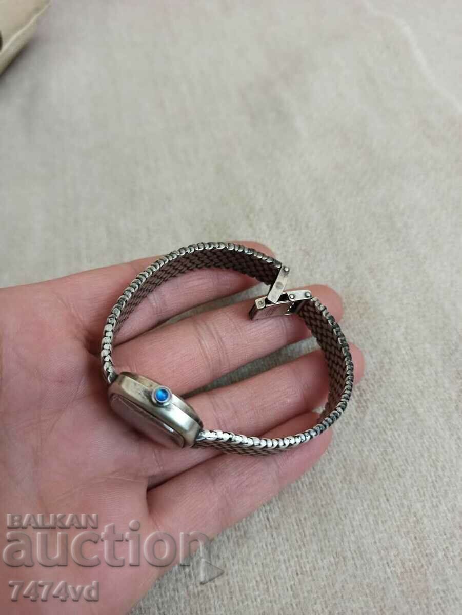 BAUME & MERCIER-Сребърен дамски часовник,сребърна верижка с цена 480.00 лв. | € 245.42 BAUME & MERCIER-Сребърен дамски часовник,сребърна верижка с цена 480.00 лв. | € 245.42