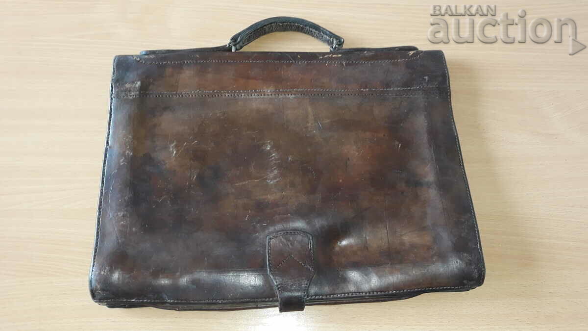 Δημοπρασία μια παλιά δερμάτινη τσάντα Δημοπρασία μια παλιά δερμάτινη τσάντα