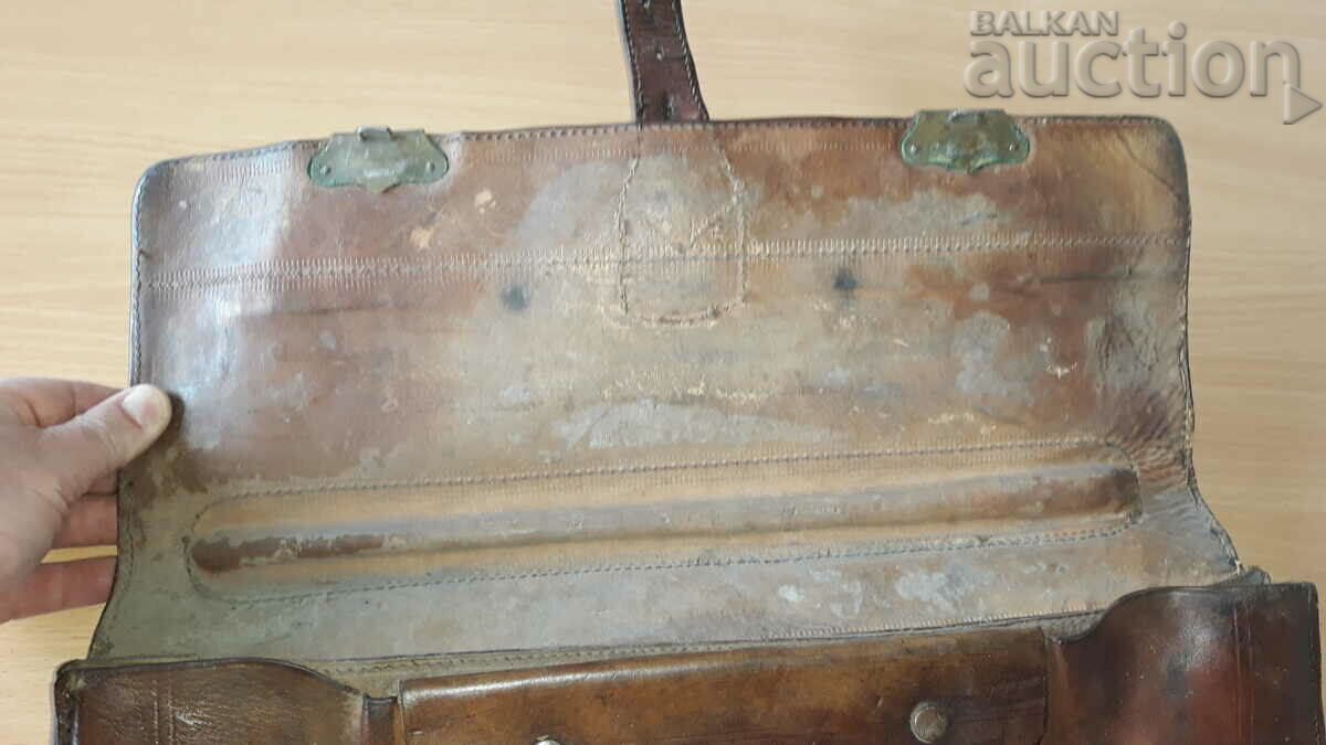 Παράδοση μια παλιά δερμάτινη τσάντα Παράδοση μια παλιά δερμάτινη τσάντα