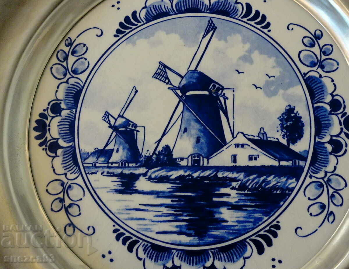 Auction Pano Delft porcelain and tin WMF. Auction Pano Delft porcelain and tin WMF.
