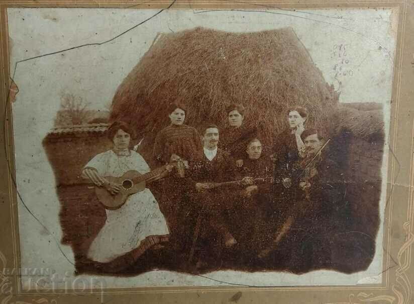 BEGINNING OF THE 20TH CENTURY GUITAR VIOLIN PHOTO PHOTO CARDBOARD with price 19.00 BGN | € 9.71 BEGINNING OF THE 20TH CENTURY GUITAR VIOLIN PHOTO PHOTO CARDBOARD with price 19.00 BGN | € 9.71