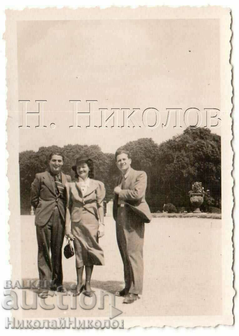 1937 LITTLE OLD PHOTO OF BULGARIANS IN VERSAI FRANCE B374
