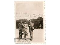 1937 МАЛКА СТАРА СНИМКА БЪЛГАРИ ВЪВ ВЕРСАЙ ФРАНЦИЯ В374