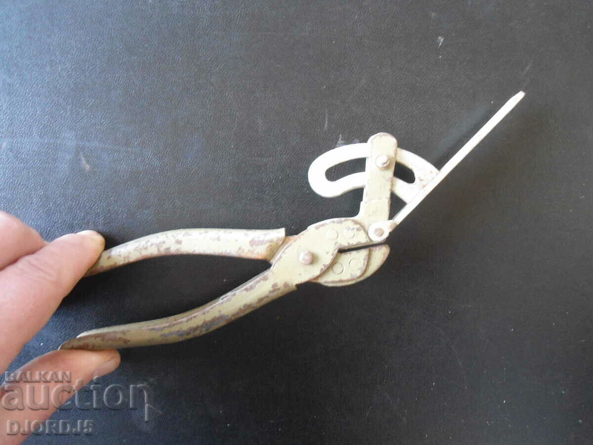 Old tool with price 5.00 BGN | € 2.56 Old tool with price 5.00 BGN | € 2.56