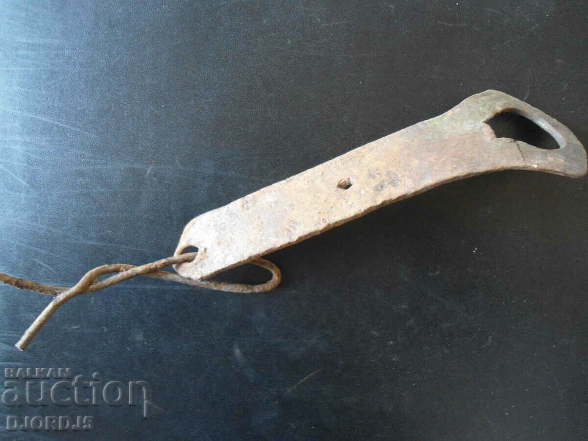 Old wrought latch with price 3.00 BGN | € 1.53 Old wrought latch with price 3.00 BGN | € 1.53