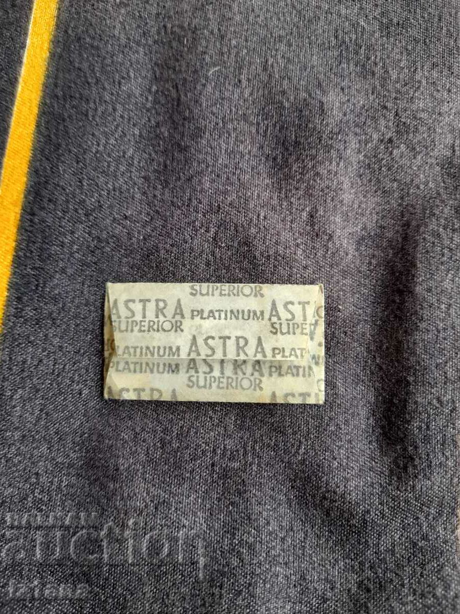 Astra shaving blade with price 3.00 BGN | € 1.53 Astra shaving blade with price 3.00 BGN | € 1.53