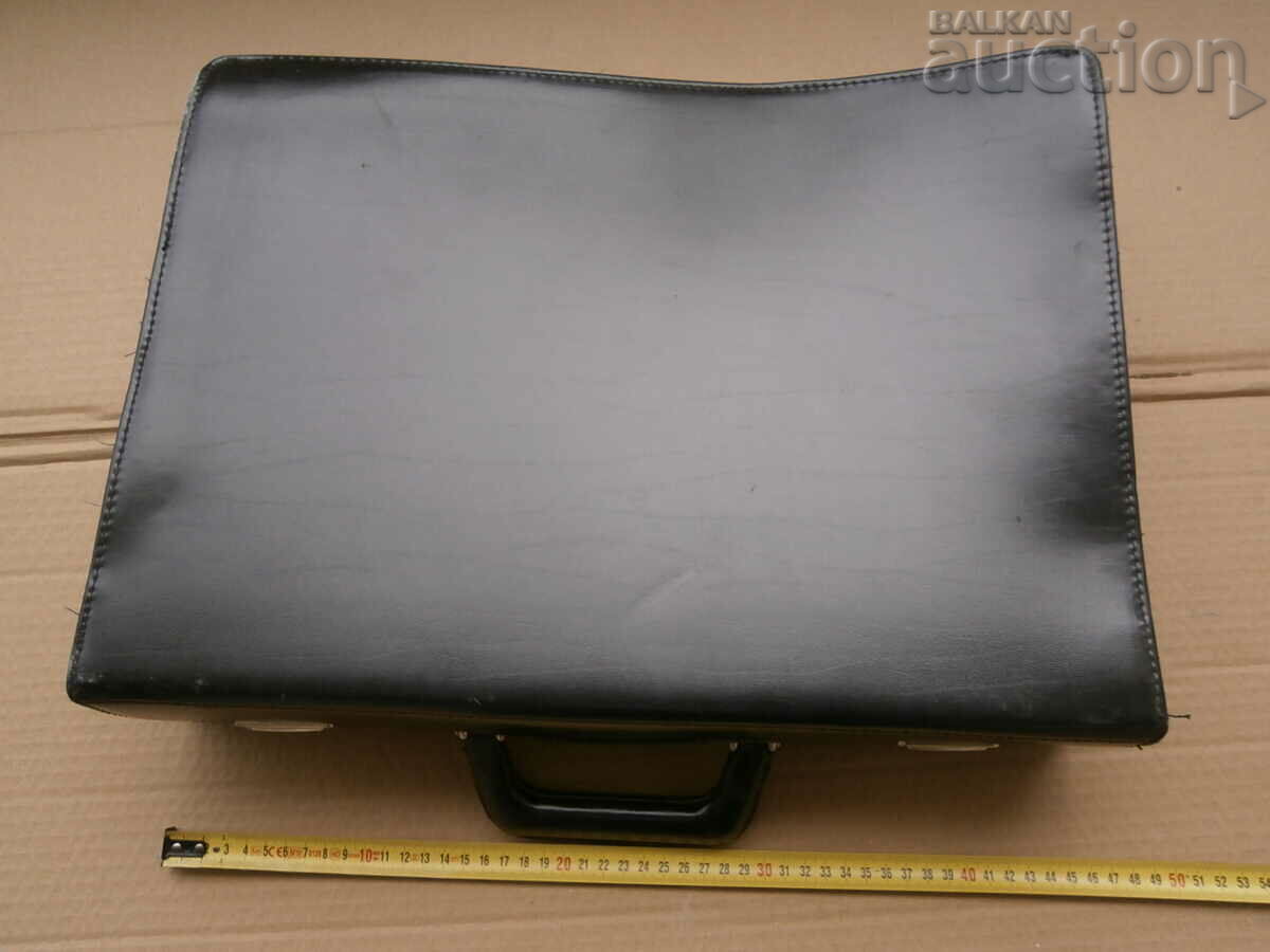 geantă retro vintage din piele, anii 90 cu preț 55.00 BGN | € 28.12