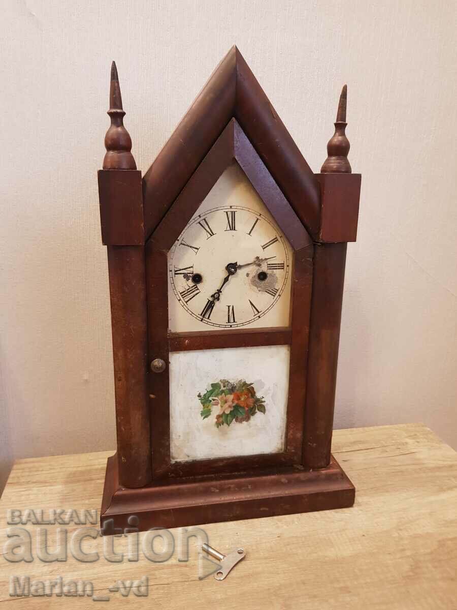 Παλιό μηχανικό επιτραπέζιο ρολόι αντίκα