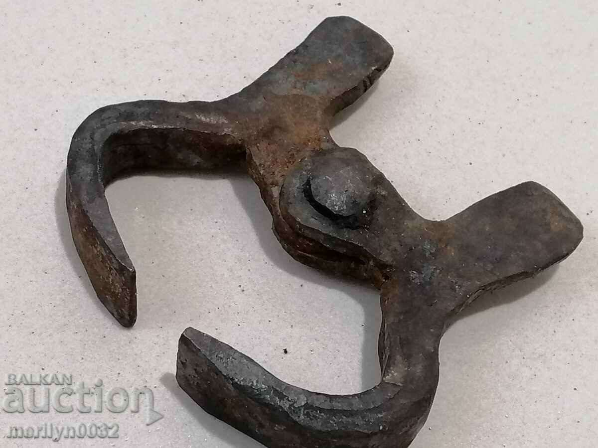 Delivery of Jaws of blacksmith pliers kerpedent kerpedeni