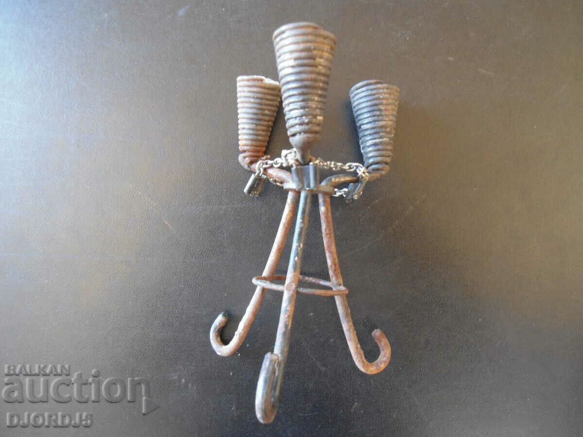 Стар кован свещник с цена 5.00 лв. | € 2.56 Стар кован свещник с цена 5.00 лв. | € 2.56