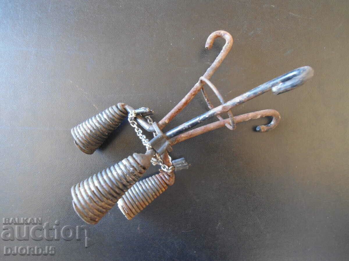 Доставка на Стар кован свещник Доставка на Стар кован свещник