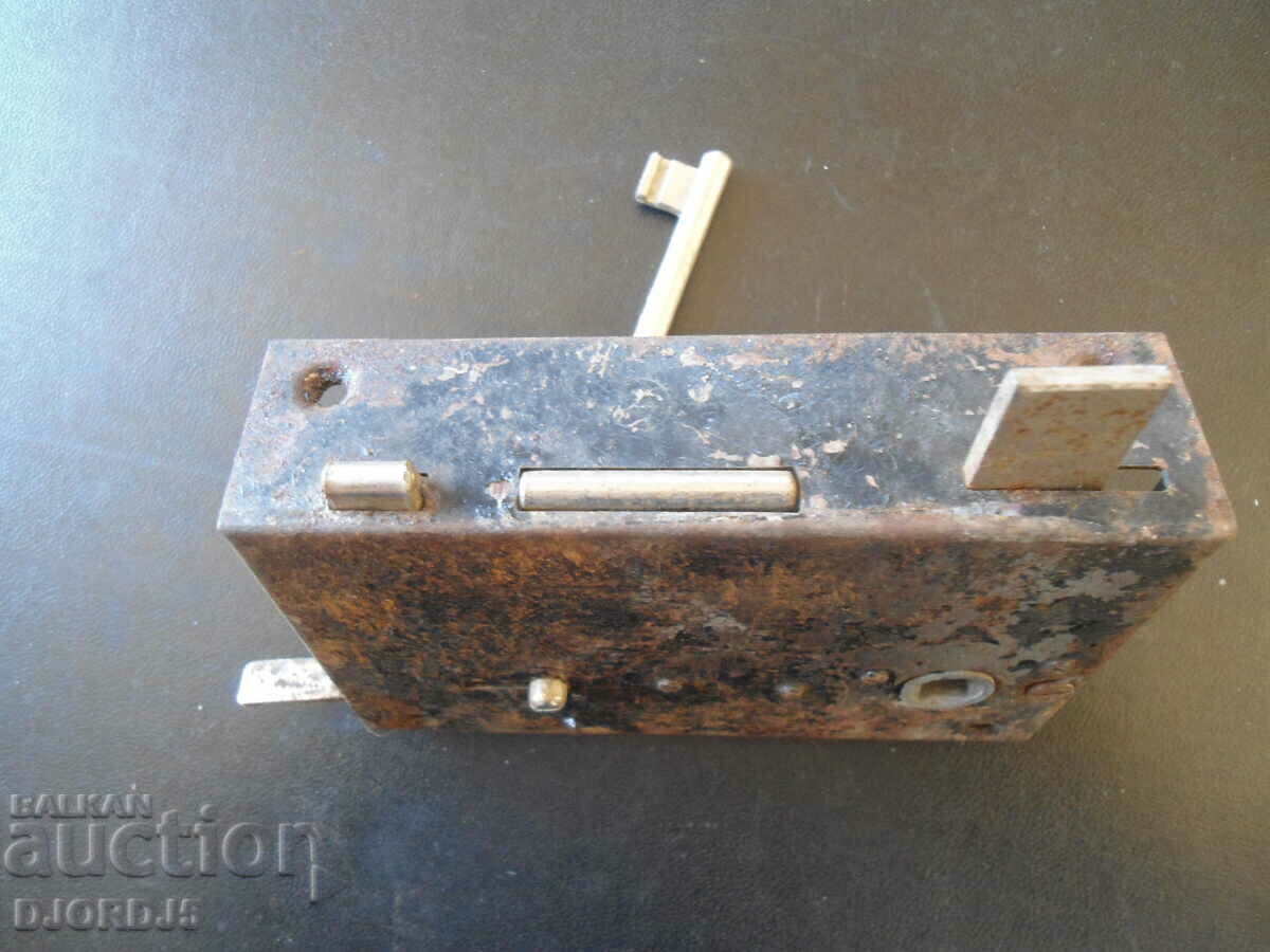 Old lock with price 5.00 BGN | € 2.56 Old lock with price 5.00 BGN | € 2.56