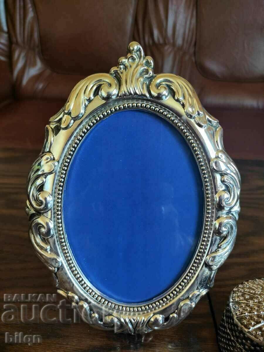 Красив Посребрен Комплект Рамка За Снимка И Кутия За Бижута с цена € 20.44 | 39.98 лв.