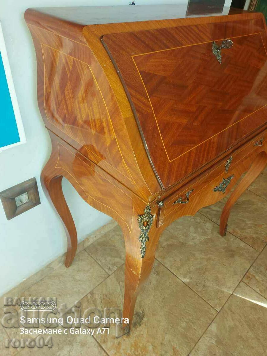 Auction DESK - WOMEN'S SECRETARY - BEAUTY Auction DESK - WOMEN'S SECRETARY - BEAUTY