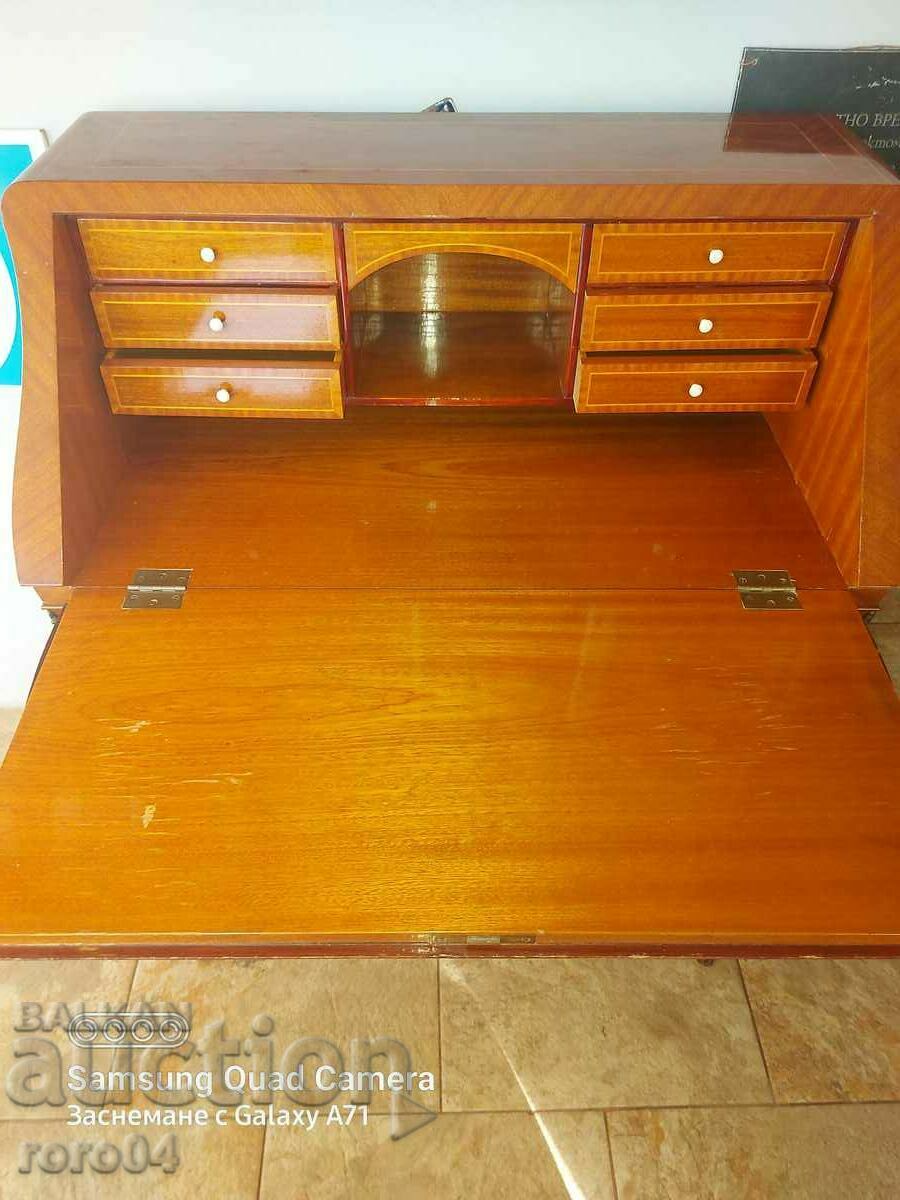 Delivery of DESK - WOMEN'S SECRETARY - BEAUTY Delivery of DESK - WOMEN'S SECRETARY - BEAUTY