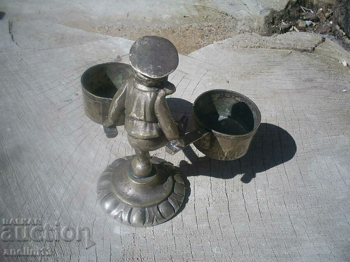 Delivery of OLD BRONZE SILVERED FIGURE STATUTE COOK Delivery of OLD BRONZE SILVERED FIGURE STATUTE COOK