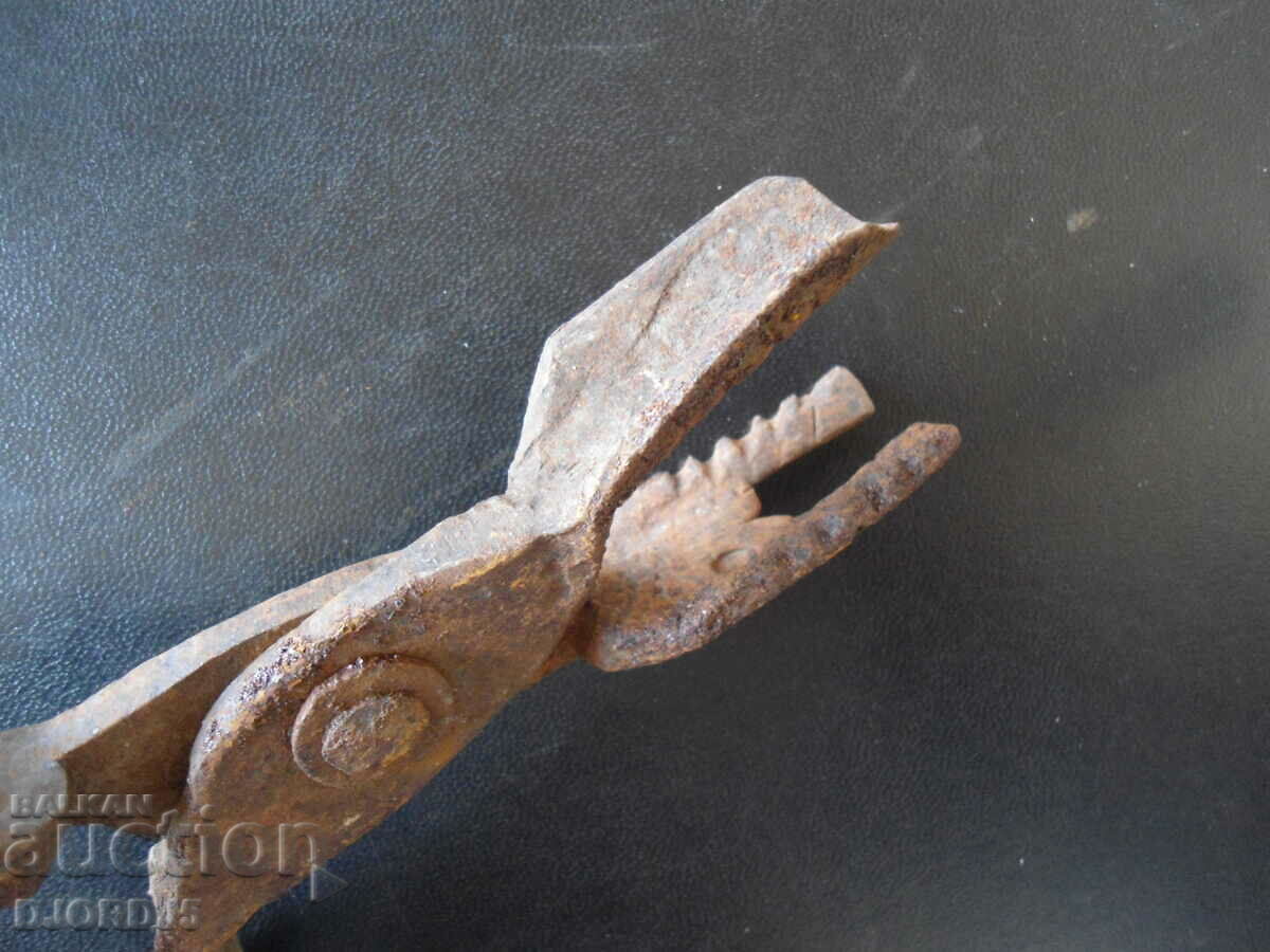 Old specialized pliers with price 7.00 BGN | € 3.58 Old specialized pliers with price 7.00 BGN | € 3.58