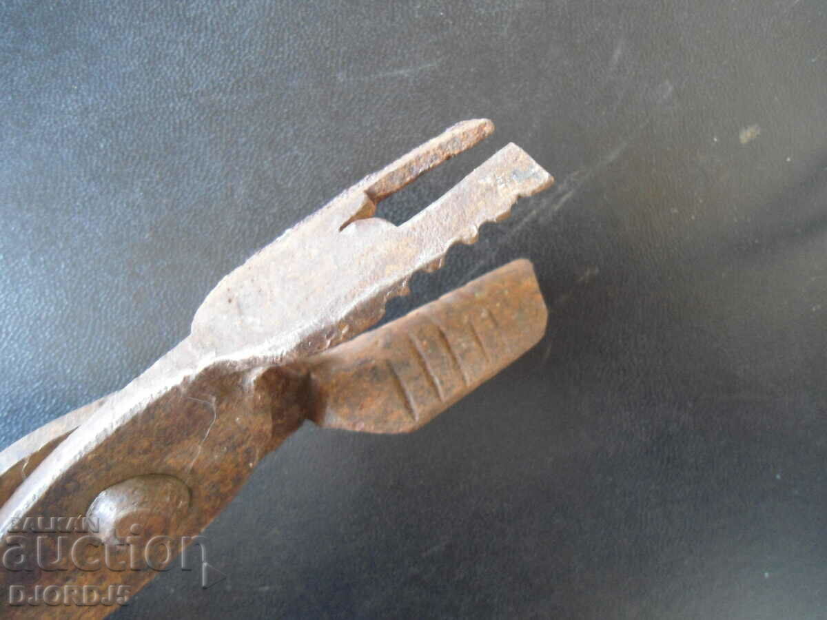 Auction Old specialized pliers Auction Old specialized pliers