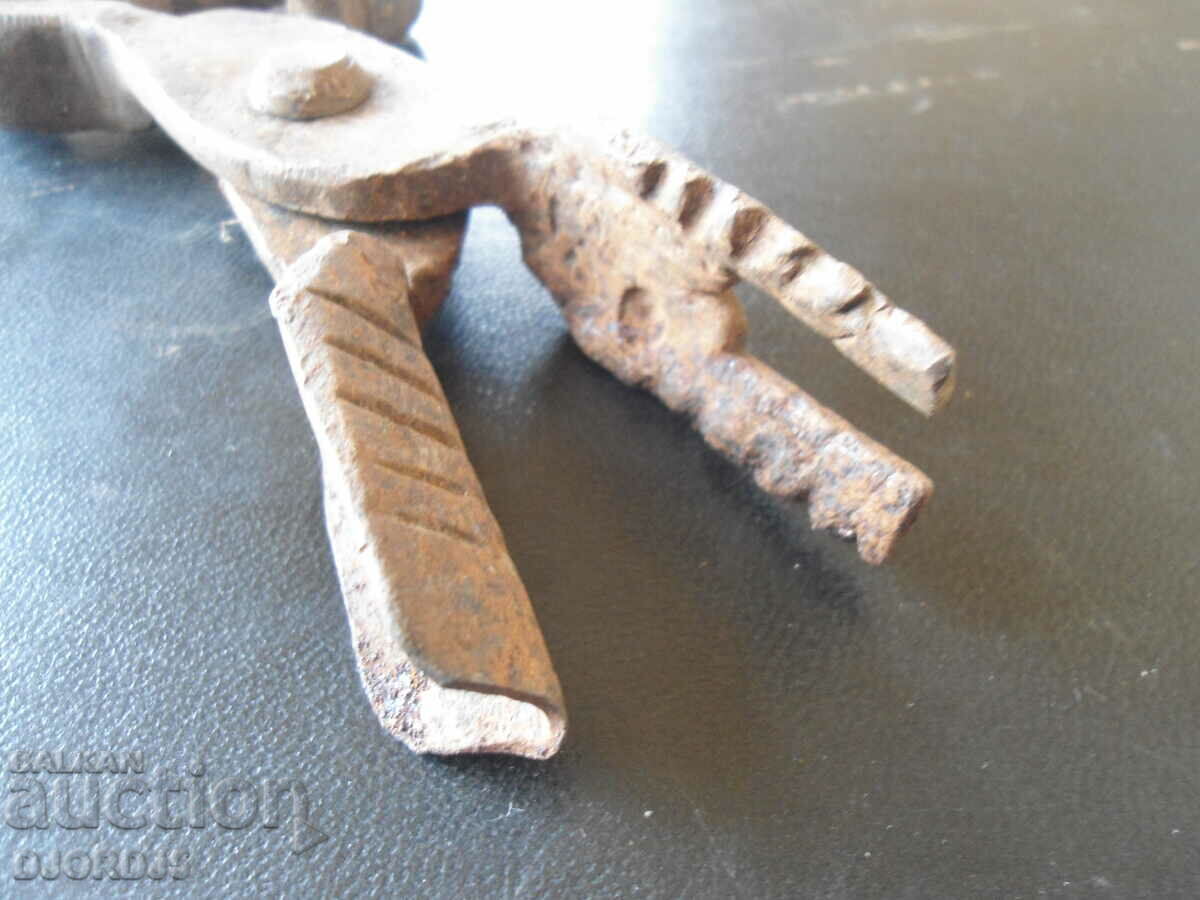 Delivery of Old specialized pliers Delivery of Old specialized pliers