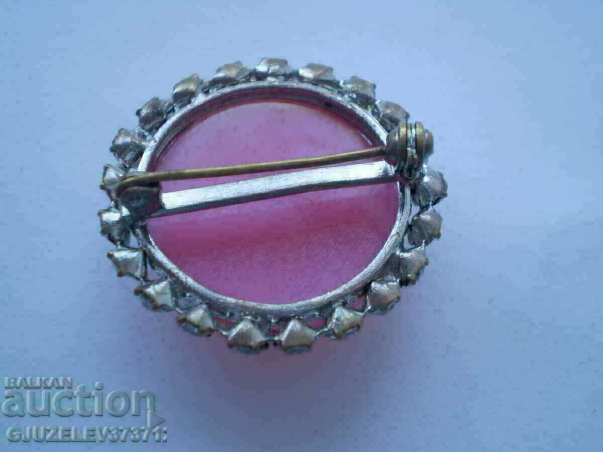 Delivery of Stylish Brooch in pink Delivery of Stylish Brooch in pink