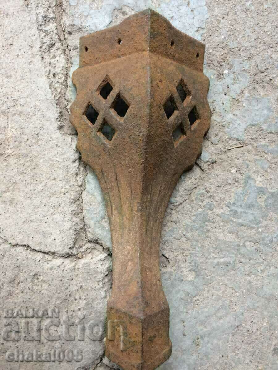 Picior vechi din fontă aragaz