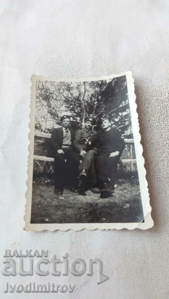 Fotografie Soldat Samokov și doi bărbați pe o bancă în parc în 1939